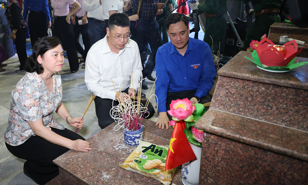 Tuổi trẻ Bắc Ninh thắp nến tri ân các Anh hùng liệt sĩ
