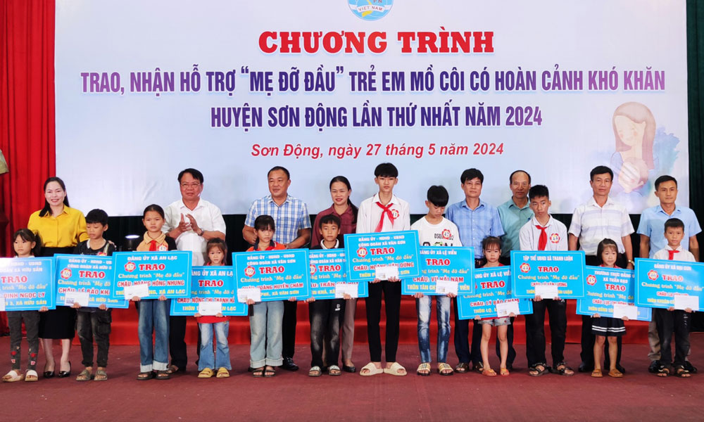 Sơn Động: Trao kinh phí đỡ đầu cho 119 trẻ mồ côi hoàn cảnh khó khăn